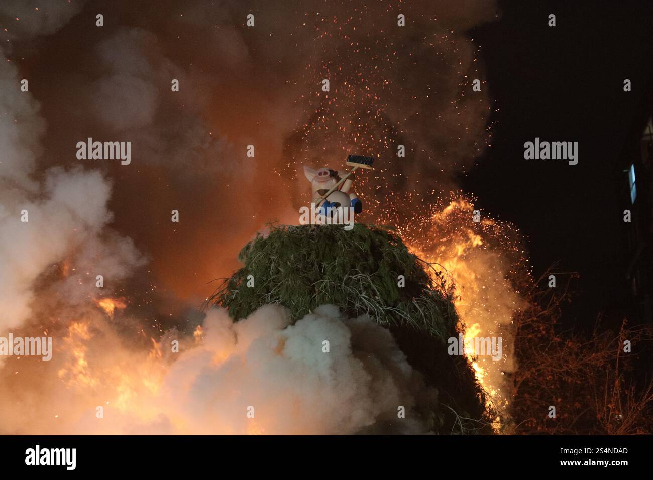 Grande falò per celebrare la festa di Sant'Antonio, santo patrono degli animali, a Valencia. In cima al falò, c'è una piccola figura di un P. Foto Stock