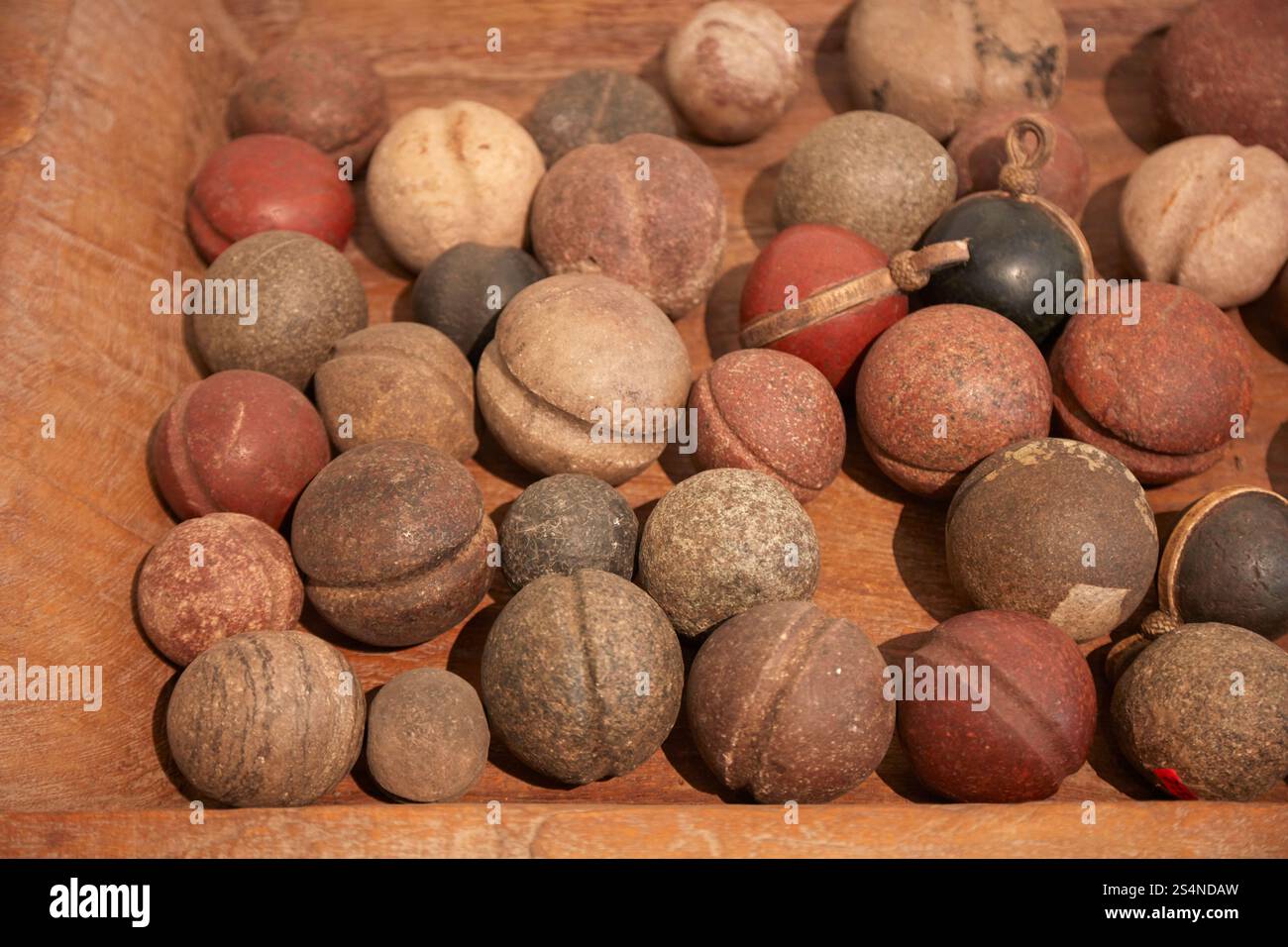 Antiche bolas indigene o boleadoras (collezione privata), San Antonio de Areco, provincia di Buenos Aires, Argentina. Foto Stock