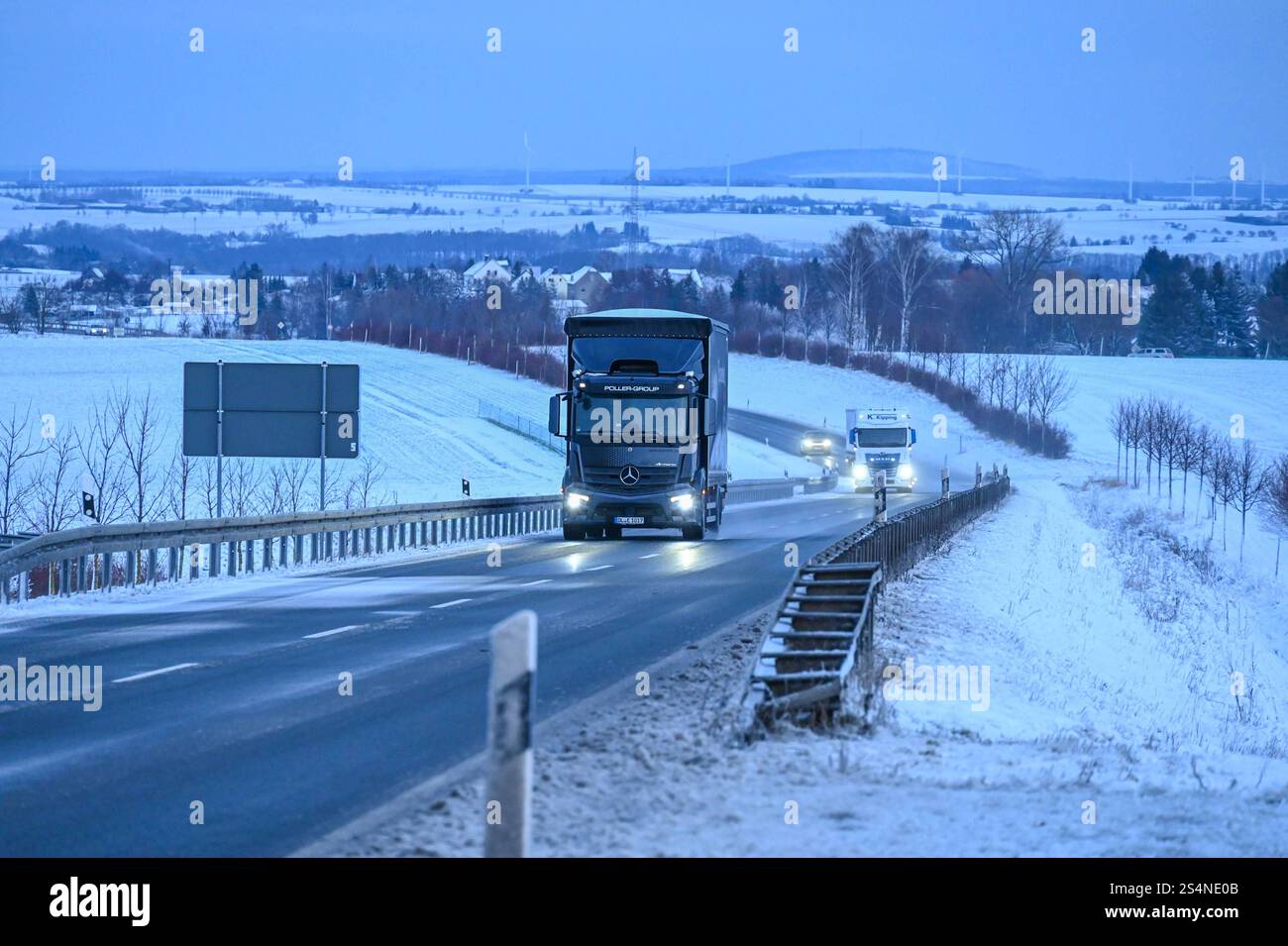 Hartha - Winterliches Wetter hält Einzug in Mittelsachsen: Mehrere Zentimer Neuschnee sorgt für Arbeit und Freude 10.01.2025 gegen 9 Uhr Stadtgebiet Hartha Der Winter hält Einzug in Mittelsachsen: Mitte Januar wurden viele Harthaer vom Schneefall aus der Nacht überrascht. während der Verkehr auf den Straßen dank des Wetterdienstes relativ problemlos lief, mussten andere ihre Autos zunächst von den Schneemassen befreien. MIT Besen und Schaufel räumten Autobesitzer den Schnee am Morgen von ihren Fahrzeugen. Auch Friedhofsverwalter Sebastian Markert ist bereits am Morgen unterwegs und befreit die Foto Stock