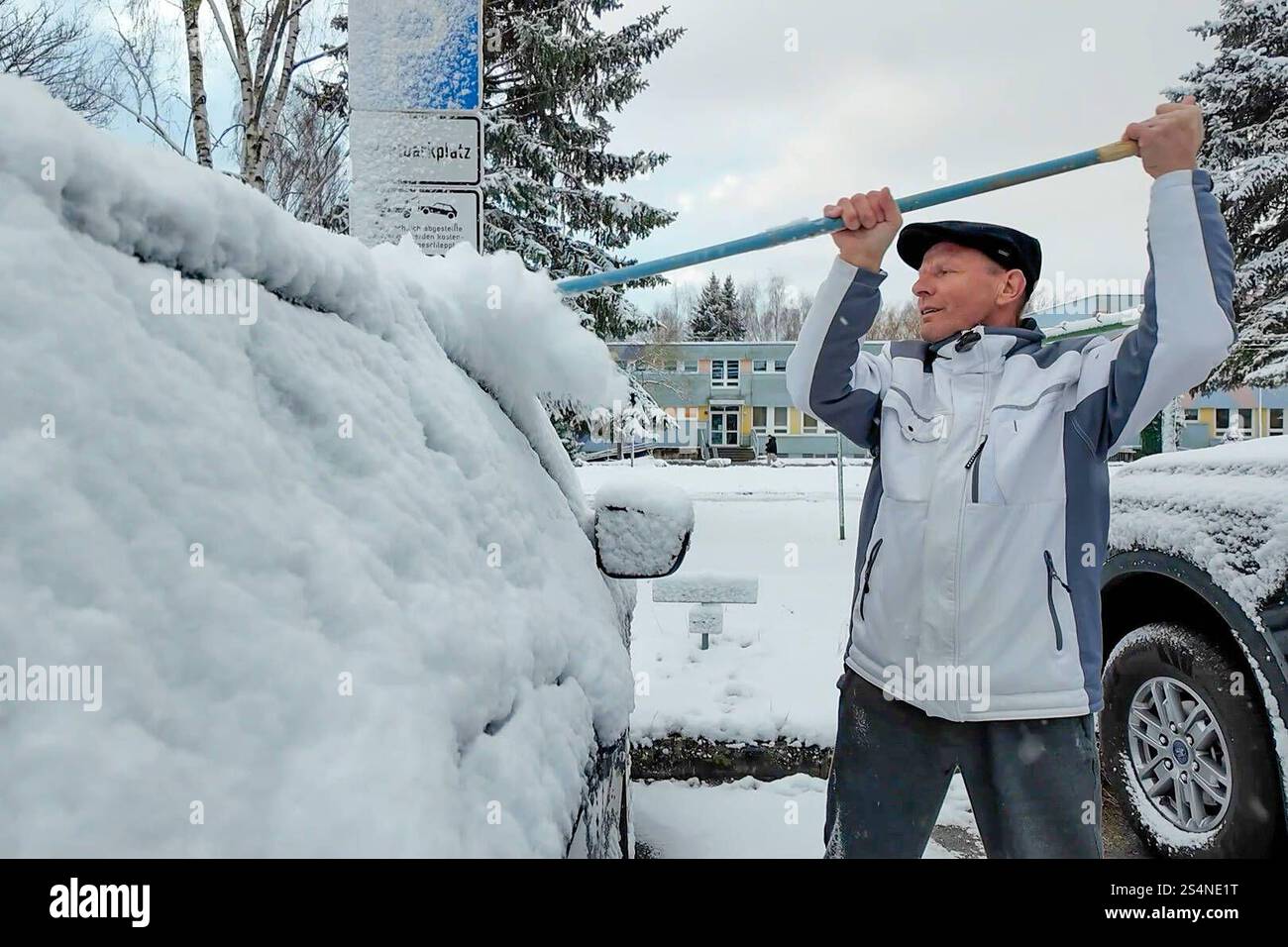DATA RECORD NON DICHIARATA Hartha - Winterliches Wetter hält Einzug in Mittelsachsen: Mehrere Zentimer Neuschnee sorgt für Arbeit und Freude 10.01.2025 gegen 9 Uhr Stadtgebiet Hartha Der Winter hält Einzug in Mittelsachsen: Mitte Januar wurden viele Harthaer vom Schneefall aus der Nacht überrascht. während der Verkehr auf den Straßen dank des Wetterdienstes relativ problemlos lief, mussten andere ihre Autos zunächst von den Schneemassen befreien. MIT Besen und Schaufel räumten Autobesitzer den Schnee am Morgen von ihren Fahrzeugen. Auch Friedhofsverwalter Sebastian Markert ist bereits am Morgen un Foto Stock