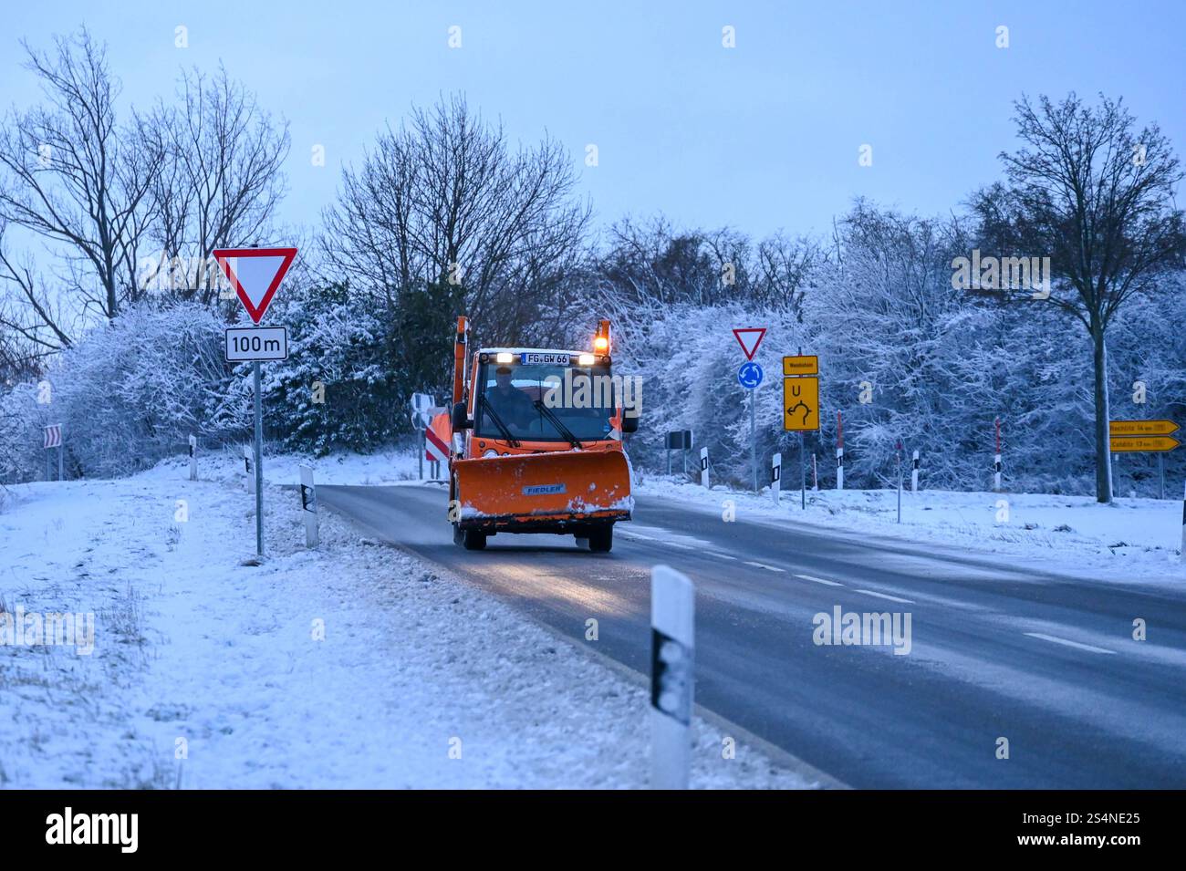 Hartha - Winterliches Wetter hält Einzug in Mittelsachsen: Mehrere Zentimer Neuschnee sorgt für Arbeit und Freude 10.01.2025 gegen 9 Uhr Stadtgebiet Hartha Der Winter hält Einzug in Mittelsachsen: Mitte Januar wurden viele Harthaer vom Schneefall aus der Nacht überrascht. während der Verkehr auf den Straßen dank des Wetterdienstes relativ problemlos lief, mussten andere ihre Autos zunächst von den Schneemassen befreien. MIT Besen und Schaufel räumten Autobesitzer den Schnee am Morgen von ihren Fahrzeugen. Auch Friedhofsverwalter Sebastian Markert ist bereits am Morgen unterwegs und befreit die Foto Stock