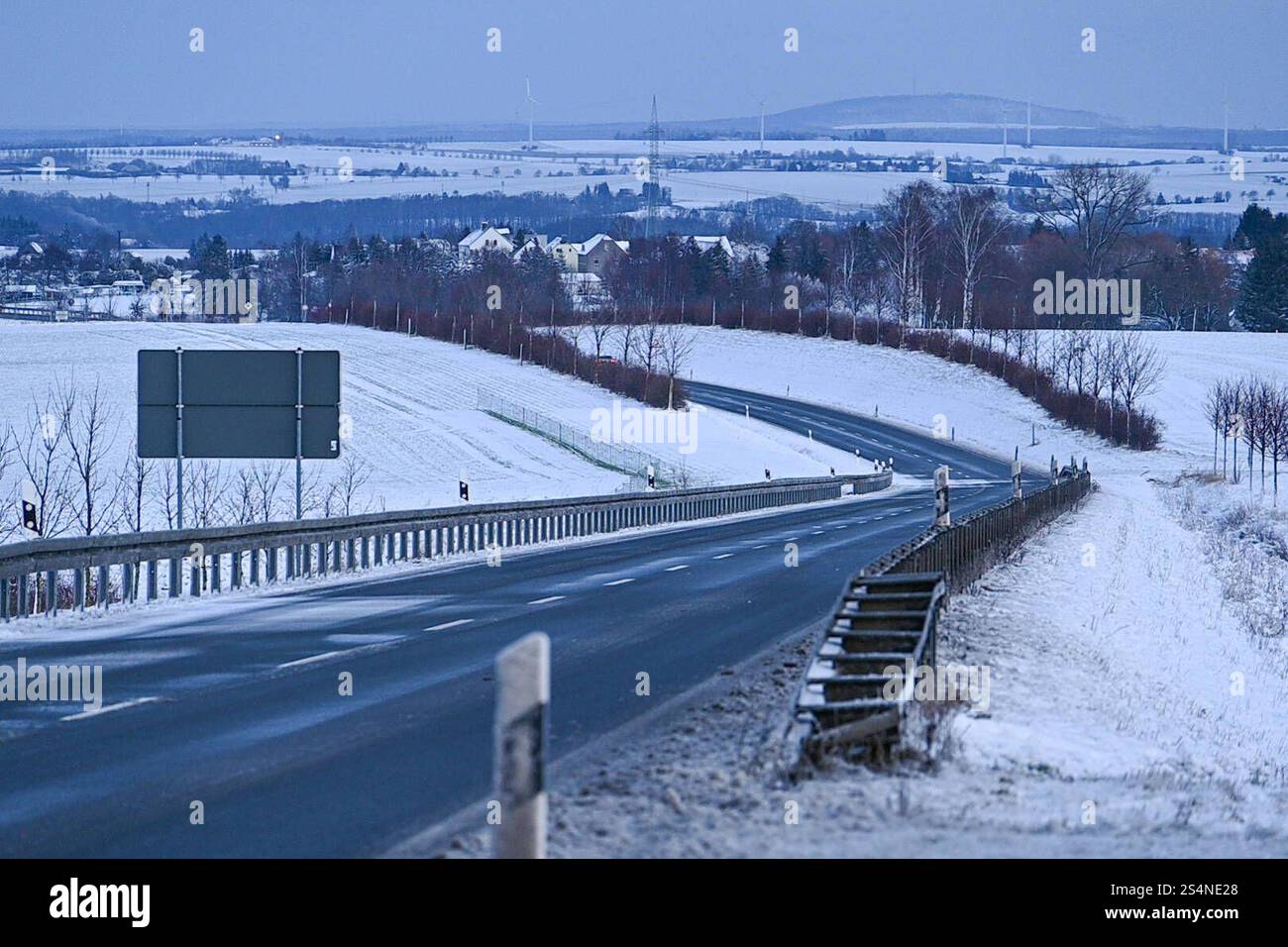 Hartha - Winterliches Wetter hält Einzug in Mittelsachsen: Mehrere Zentimer Neuschnee sorgt für Arbeit und Freude 10.01.2025 gegen 9 Uhr Stadtgebiet Hartha Der Winter hält Einzug in Mittelsachsen: Mitte Januar wurden viele Harthaer vom Schneefall aus der Nacht überrascht. während der Verkehr auf den Straßen dank des Wetterdienstes relativ problemlos lief, mussten andere ihre Autos zunächst von den Schneemassen befreien. MIT Besen und Schaufel räumten Autobesitzer den Schnee am Morgen von ihren Fahrzeugen. Auch Friedhofsverwalter Sebastian Markert ist bereits am Morgen unterwegs und befreit die Foto Stock