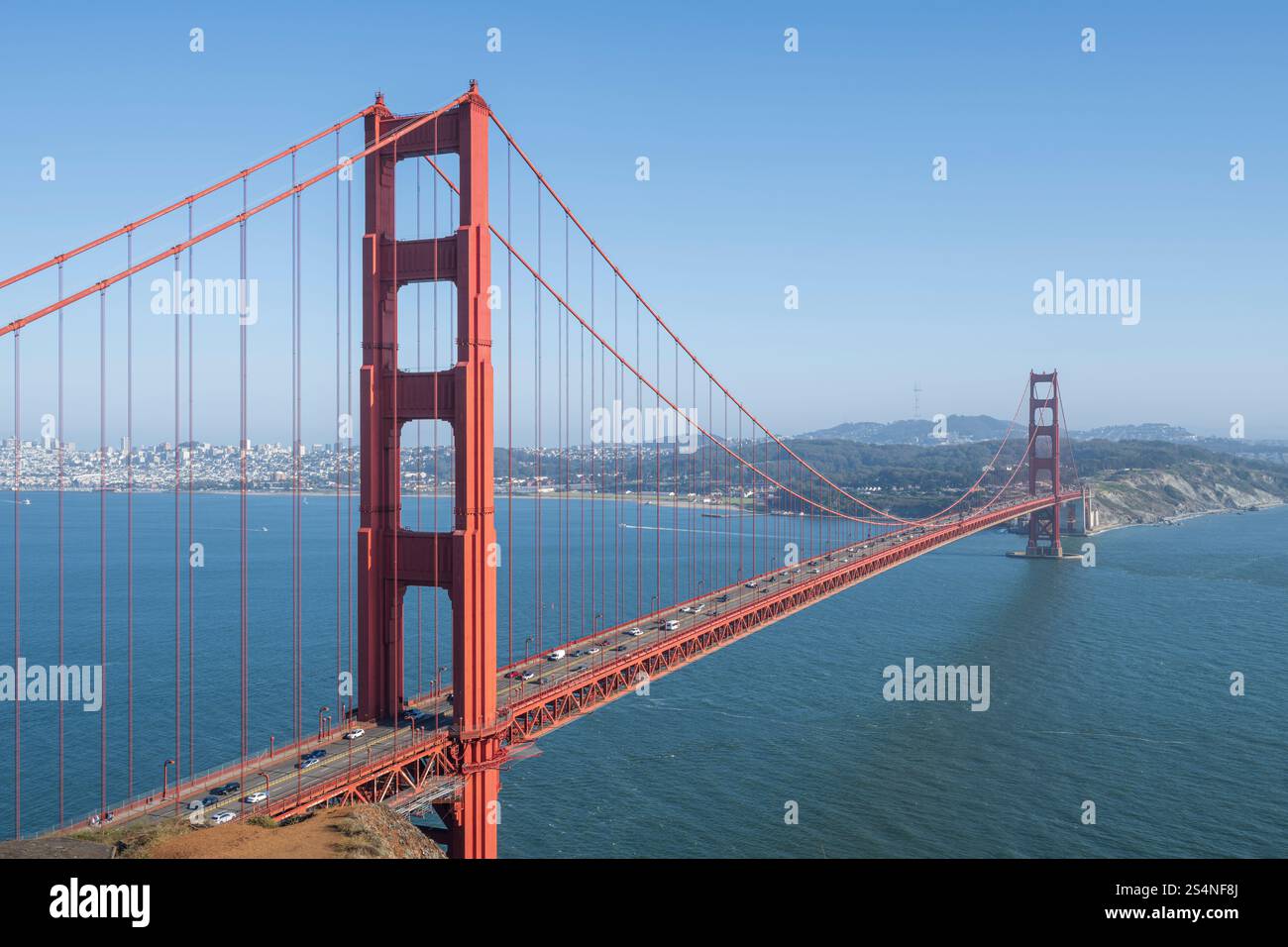 Vista classica del Golden Gate Bridge, con la città di San Francisco sullo sfondo Foto Stock
