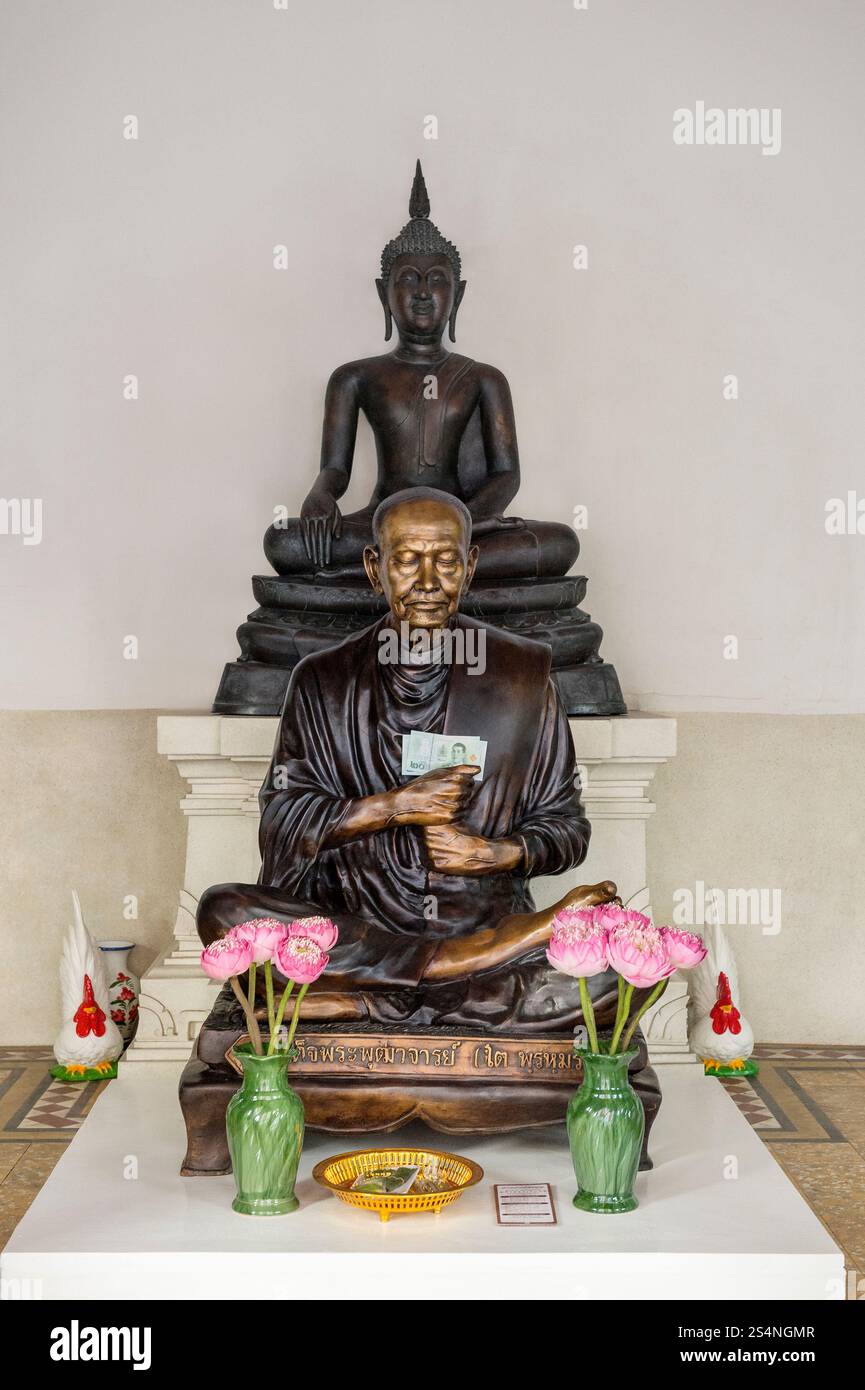 Bangkok, Thailandia - 31 gennaio 2024: Statua del monaco buddista nel tempio Wat Chakrawat a Bangkok, Thailandia Foto Stock