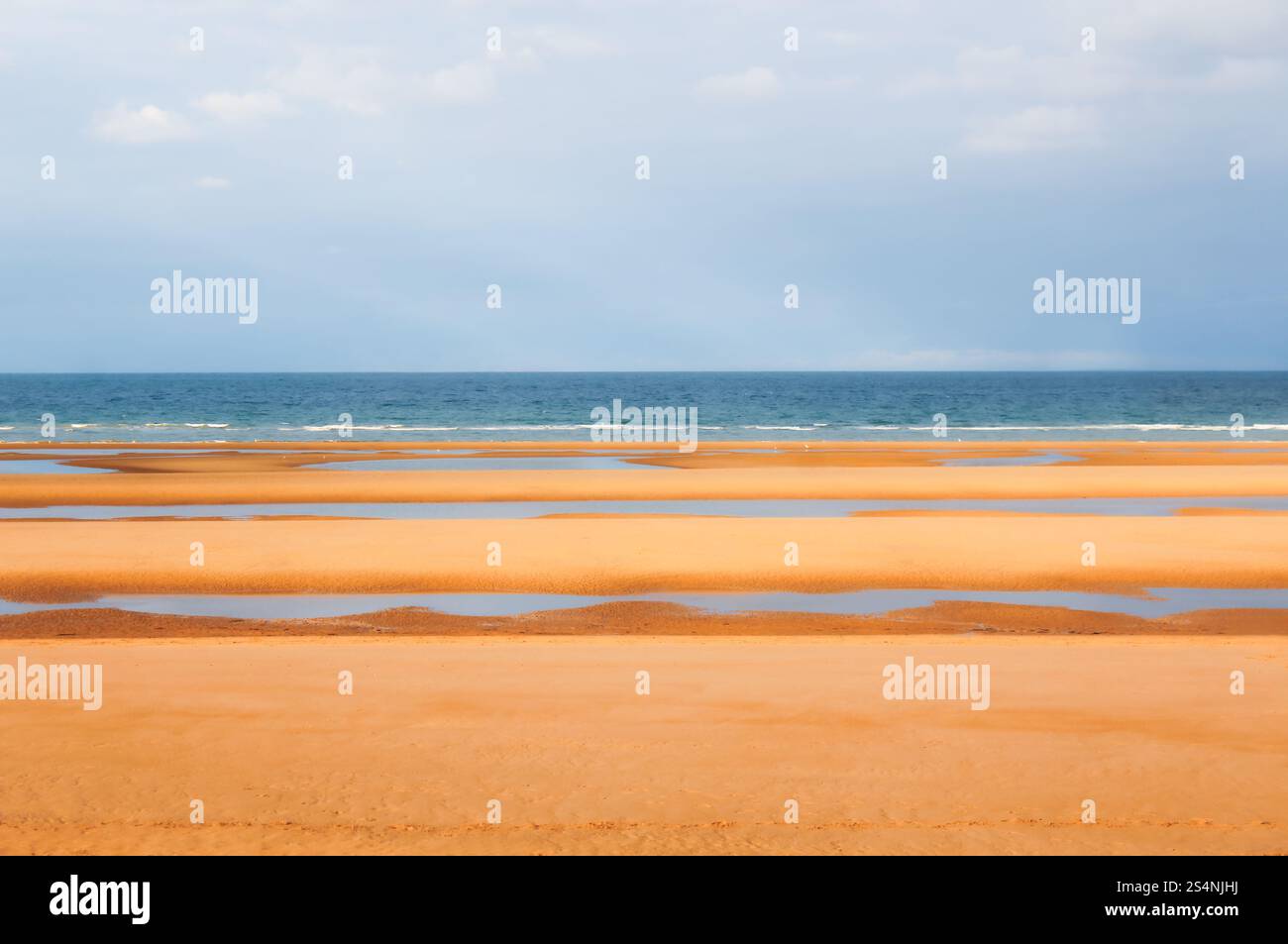 Der lange Sandstrand von Grandchamp-Maisy bei ebbe, Normandia, Frankreich. Foto Stock