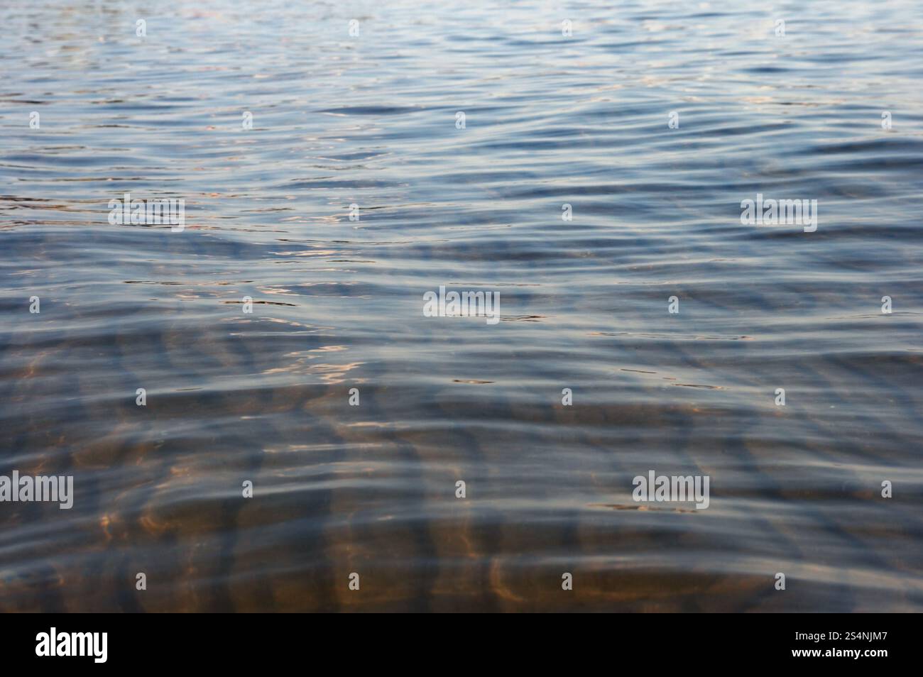 Mare di sabbia nel fondo attraverso l acqua e le onde sulla superficie Foto Stock