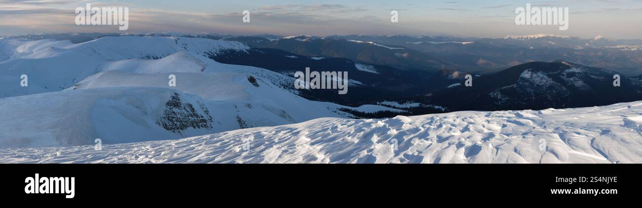 Panorama crepuscolare sulle montagne con ombre serali dalle nevi (Ucraina, Carpazi MTS, stazione sciistica di Drahobrat). Immagine composta da sette scatti. Foto Stock