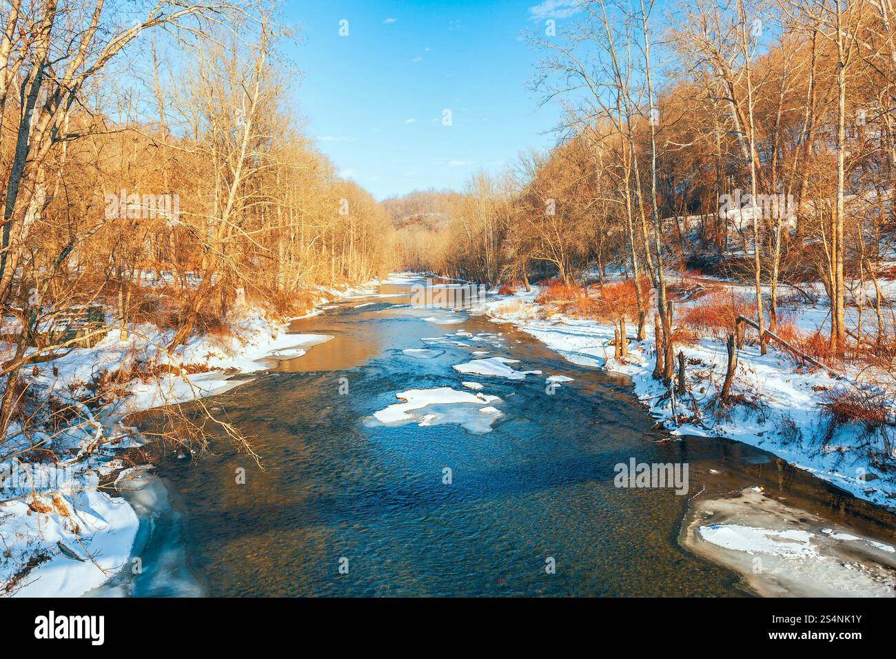 Fiume Patapsco durante l'alba invernale. Parco statale di Patapsco Valley. Inverno. Città di Ellicott. Maryland. STATI UNITI Foto Stock
