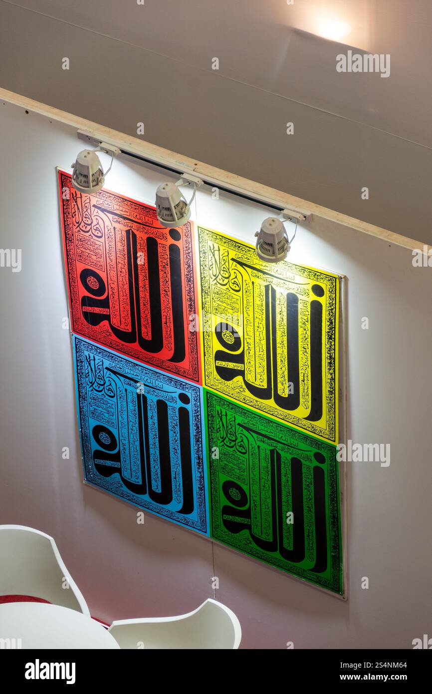 Colorata arte murale islamica a Algeri, Algeria. Foto Stock