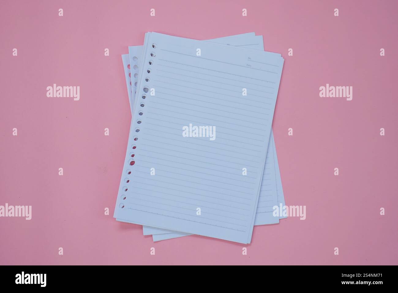 un quaderno rosa su bianco Foto Stock