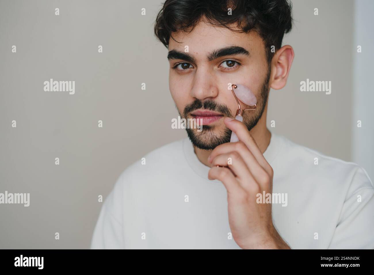 La rappresentazione artistica di un giovane uomo con un volto di uccello per espressione creativa Foto Stock