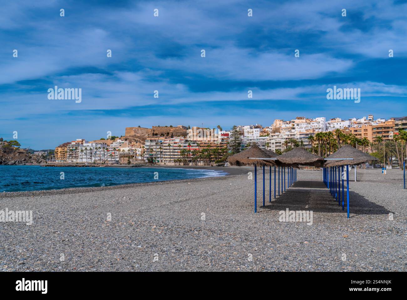 Spiaggia Almunecar, vista sul castello con ombrelloni Foto Stock