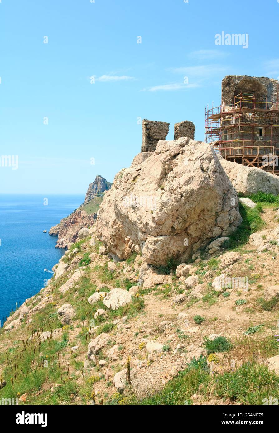 Estate costa e vista della antica fortezza genovese (nei pressi di Balaclava Town, Crimea, Ucraina) Foto Stock