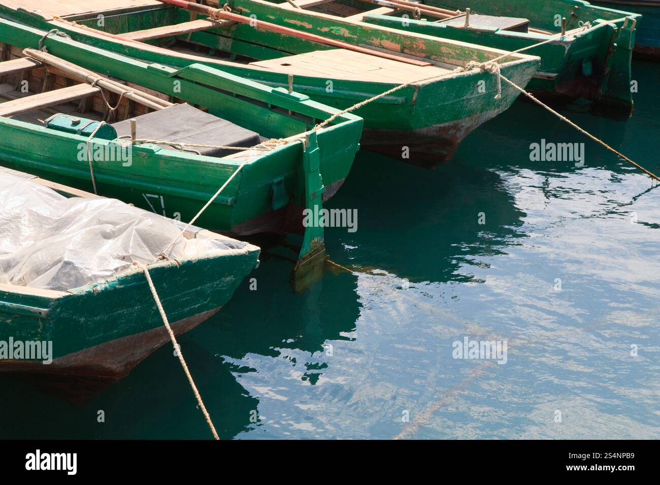 Barche in legno presso il molo (Balaclava Town, Crimea, Ucraina) Foto Stock