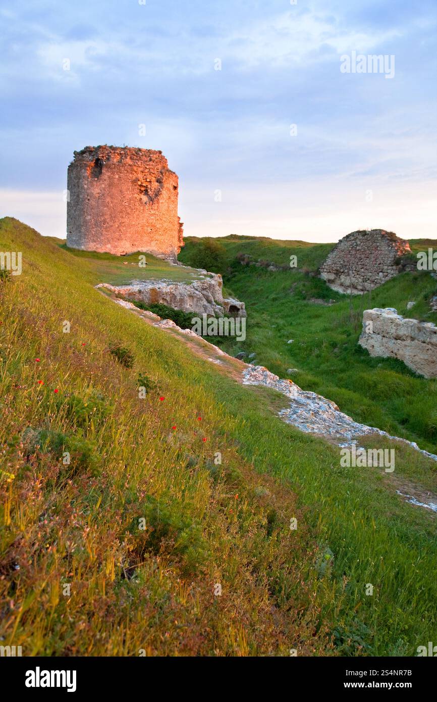 Estate vista tramonto dell antica fortezza della Crimea (vicino a Sevastopol Città, Crimea, Ucraina) Foto Stock