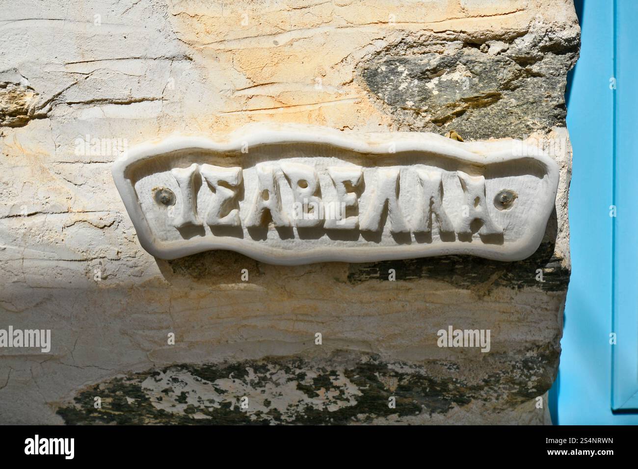 Paros, Grecia - 17 settembre 2024: Un cartello con il nome Isabella in lettere greche nella città vecchia di Parikia Foto Stock