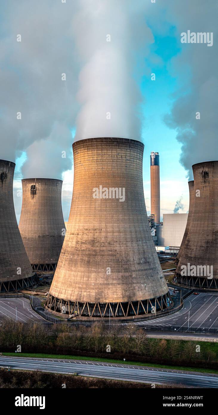 Una vista verticale aerea di un gruppo di torri di raffreddamento in una centrale a carbone Foto Stock