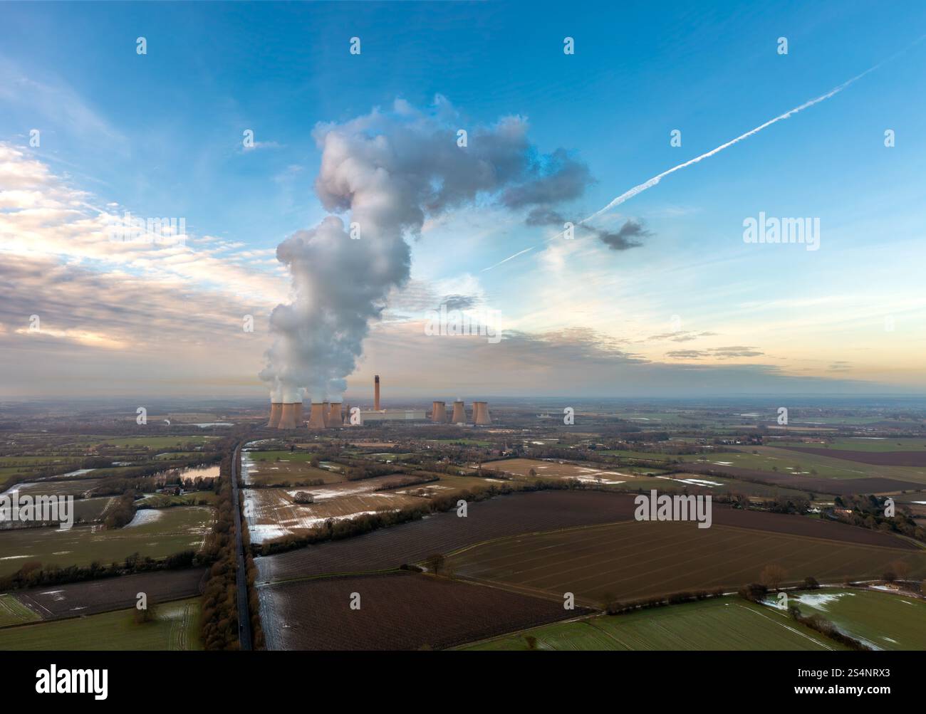 Paesaggio panoramico aereo della centrale elettrica a carbone Drax nello Yorkshire, Regno Unito, al tramonto con pennacchi di fumo e vapore nella campagna britannica Foto Stock