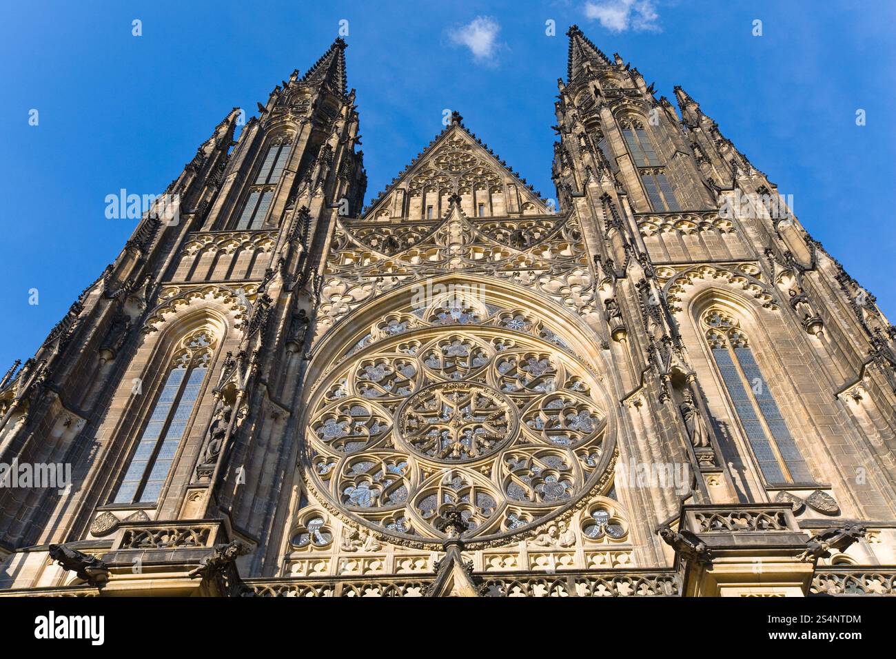 La facciata ovest della cattedrale di San Vito a Praga (Repubblica Ceca) con la sua finestra di rose Foto Stock