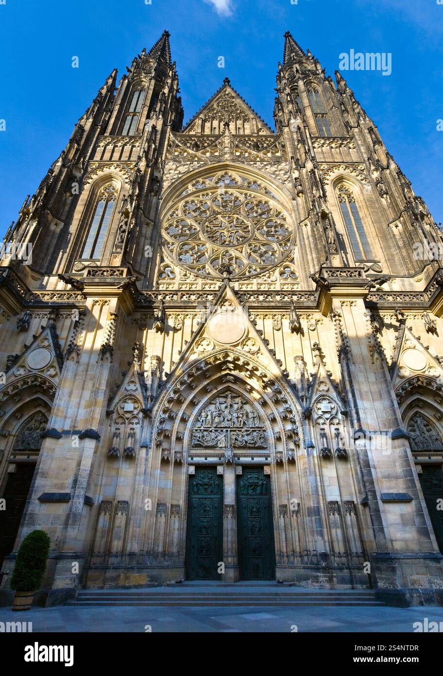 La facciata ovest della cattedrale di San Vito a Praga (Repubblica Ceca) con la sua finestra di rose Foto Stock