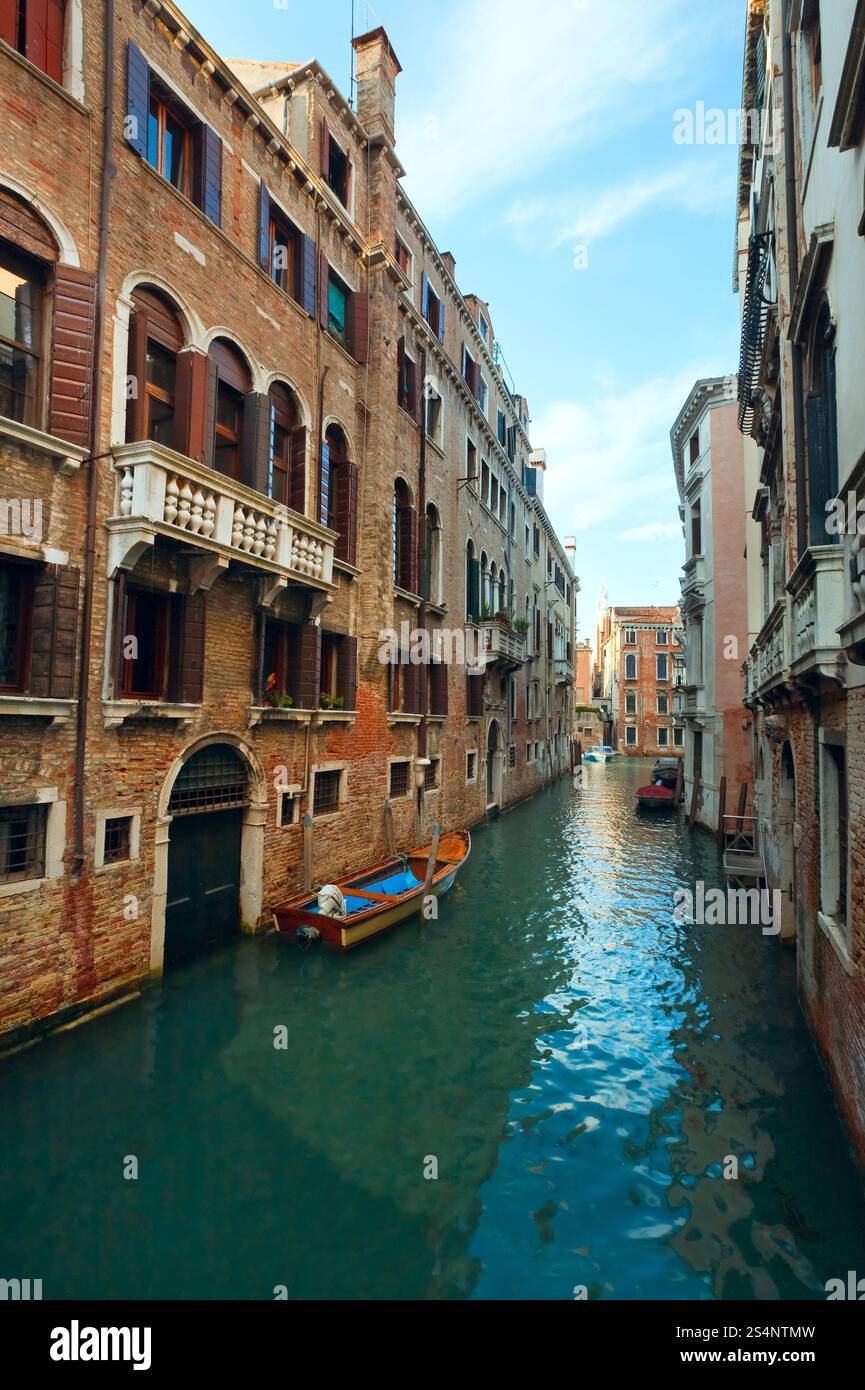 Bella estate veneziana vista sul canale (Venezia, Italia) Foto Stock
