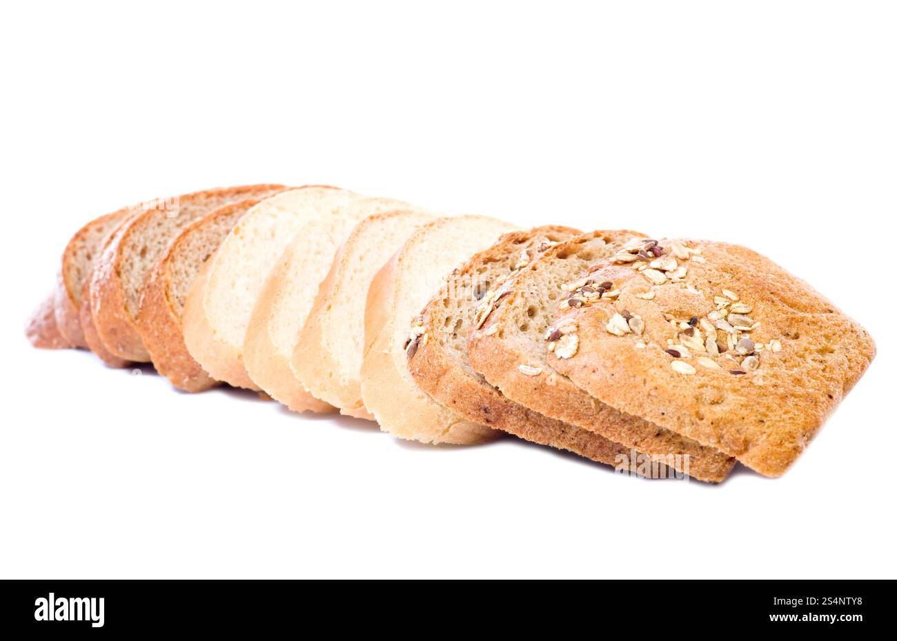 Fette di segale e grano pane isolati su sfondo bianco Foto Stock