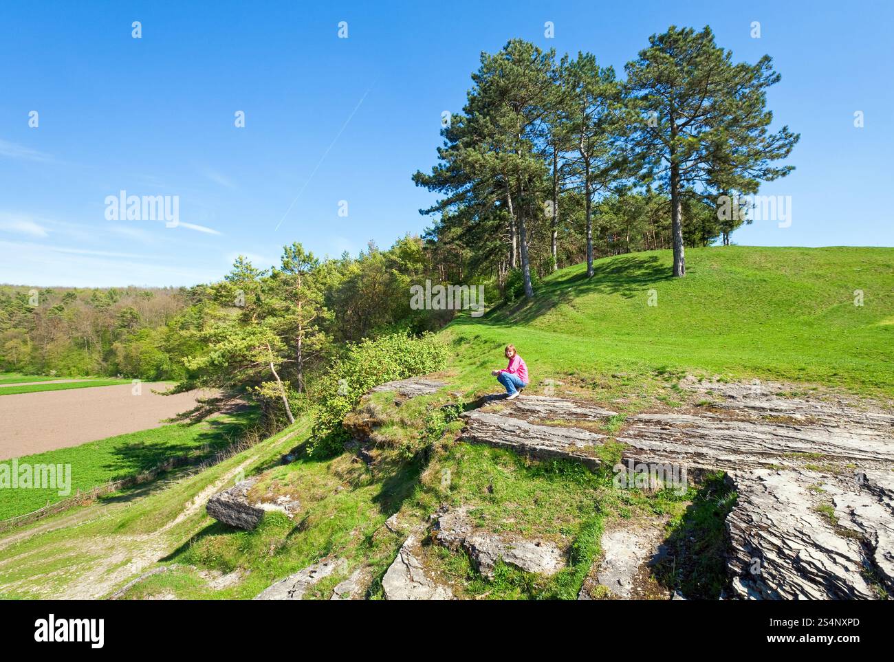Dintorni del villaggio Sydoriv (Ternopil regione, Ucraina). Paesaggio di primavera e la donna sulla collina. Foto Stock