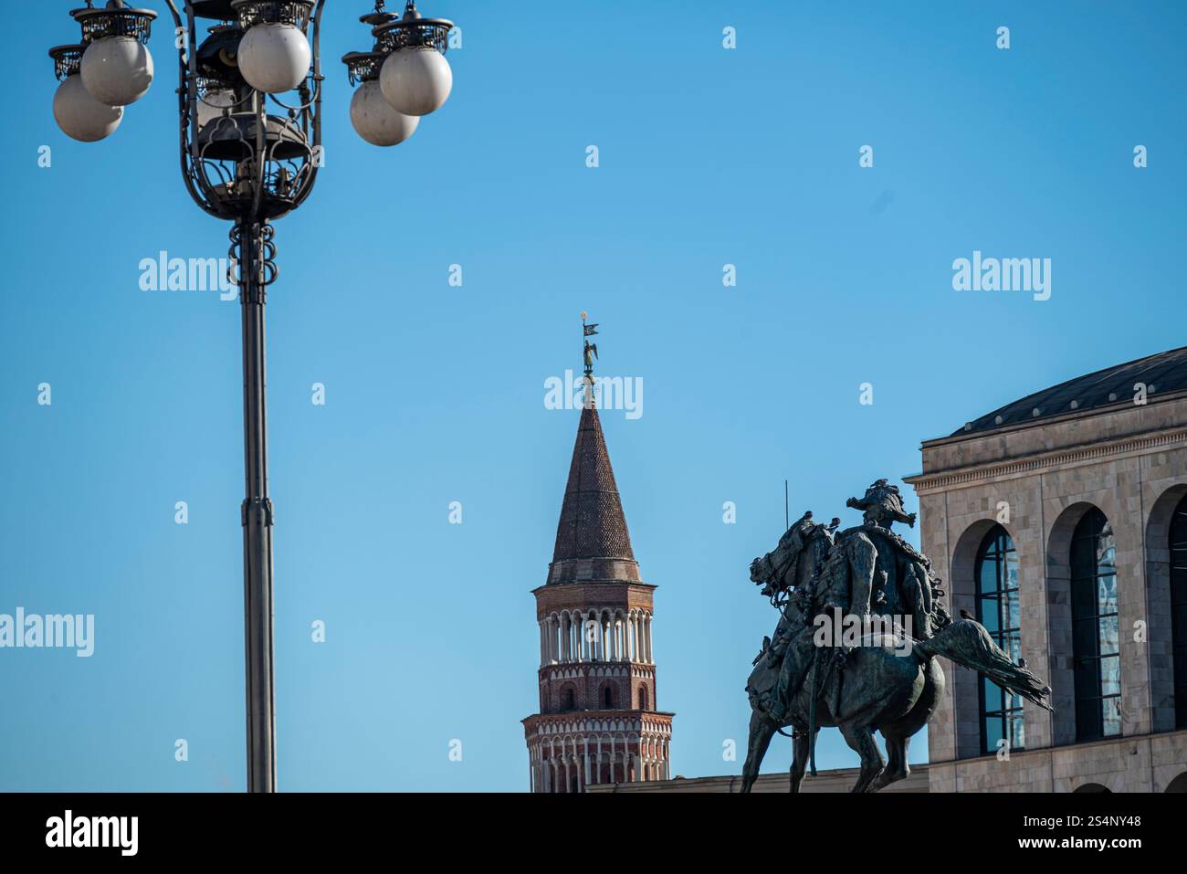 Statua di Vittorio Emanuele II in Piazza del Duomo a Milano. Monumento al primo re d'Italia. Veduta dell'Arengario, il Museo del 1900 Foto Stock