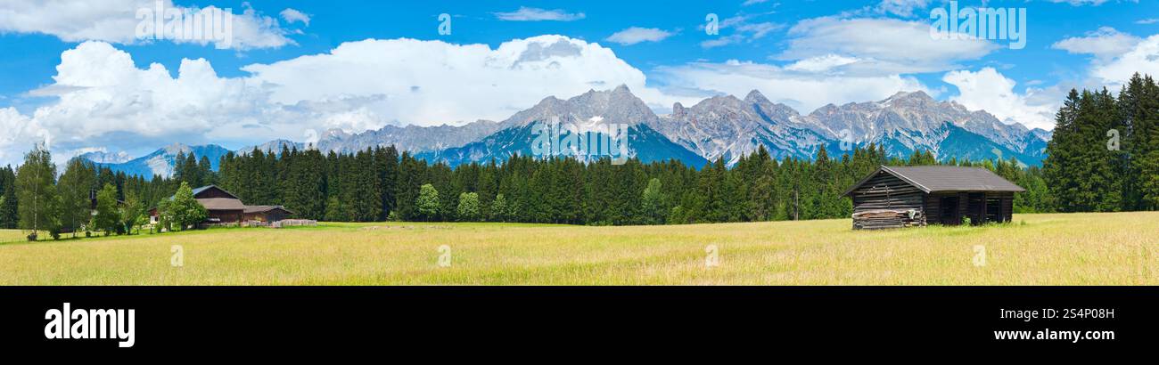 Prato di montagna delle Alpi tranquillo panorama estivo con casa in legno e capannone (Austria, periferia del villaggio di Gosau). Tre scatti immagine composita. Foto Stock