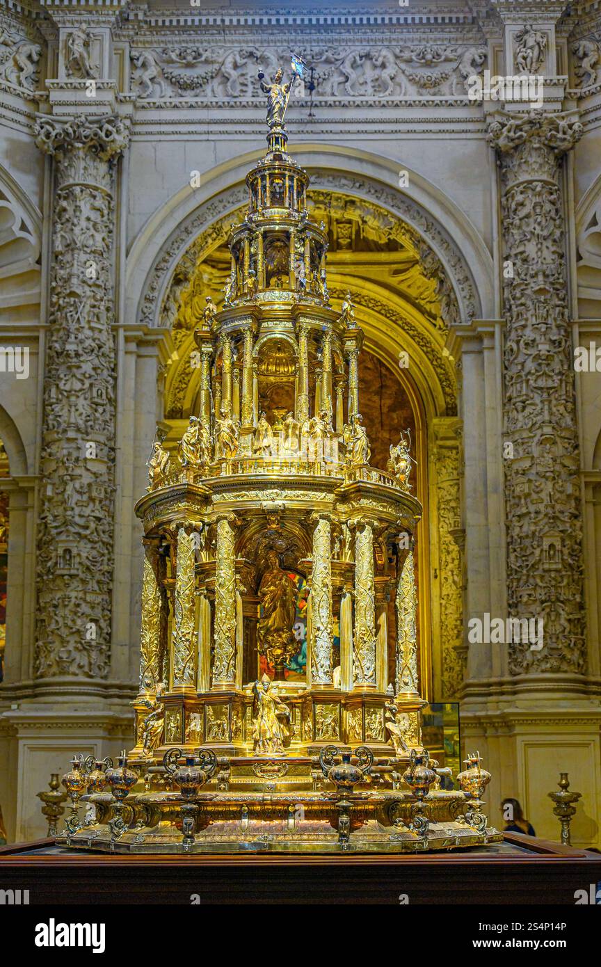 Antico oggetto cerimoniale in oro esposto all'interno della chiesa cattolica. Foto Stock