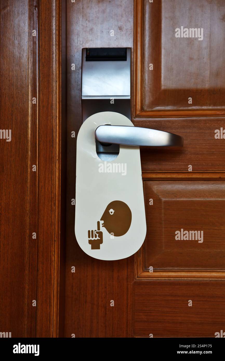 Non disturbare l'etichetta sulla maniglia di una portiera Foto Stock