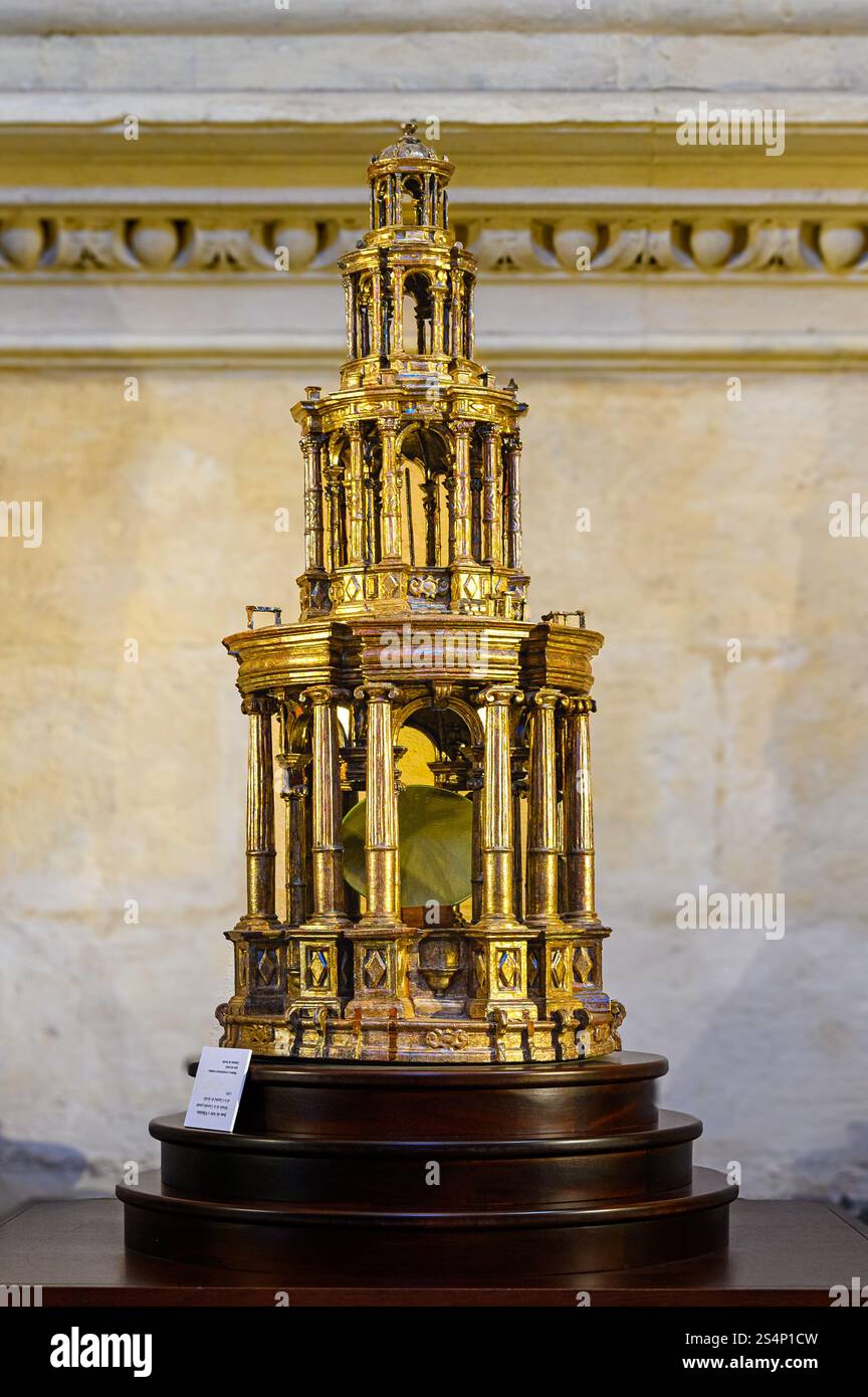 Antico oggetto cerimoniale in oro esposto all'interno della chiesa cattolica. Foto Stock