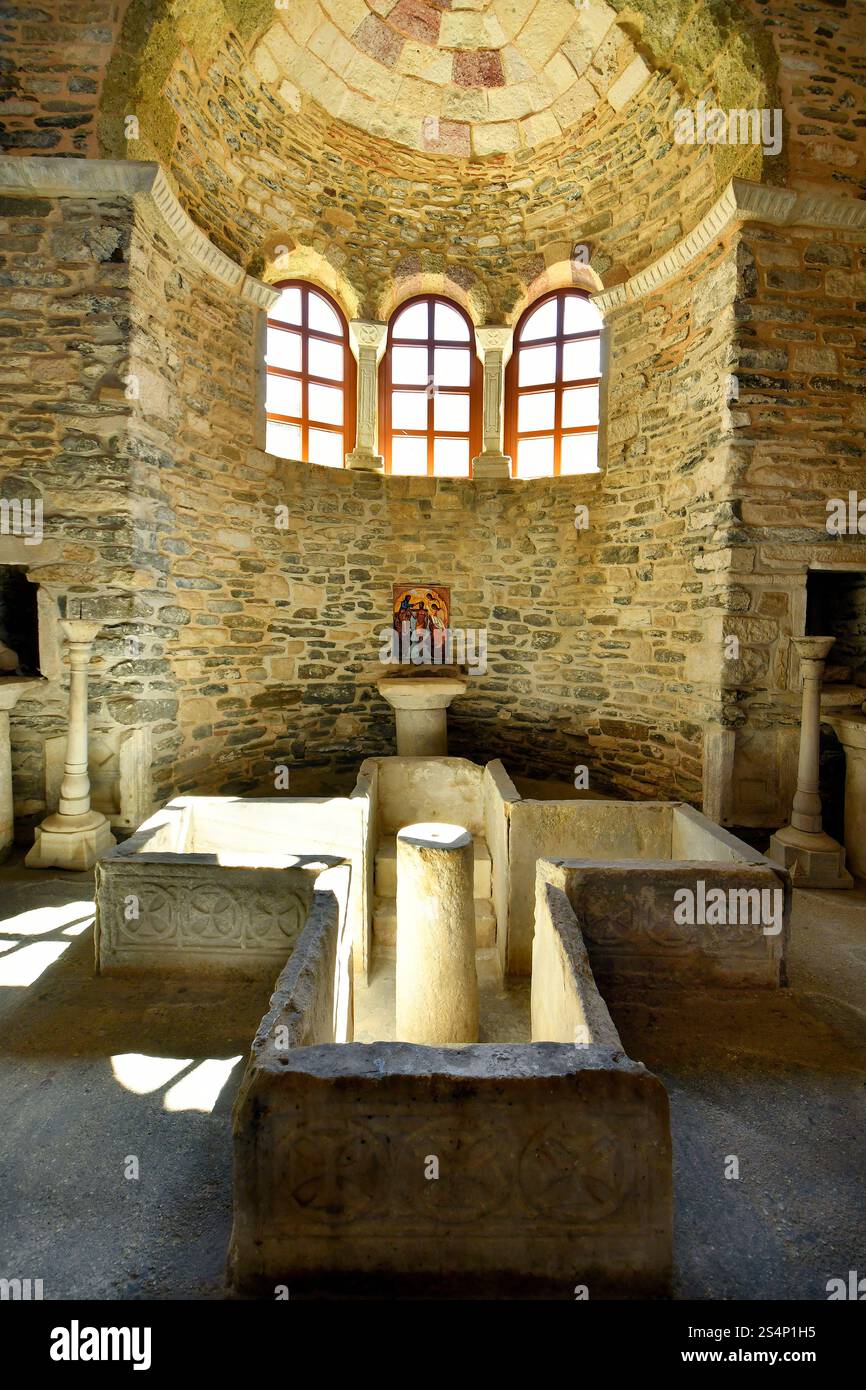 Isola di Paros, Grecia - 17 settembre 2024: Fonte battesimale a Panagia Ekatontapyliani , un complesso storico di chiese bizantine a Parikia, sull'isola di Foto Stock