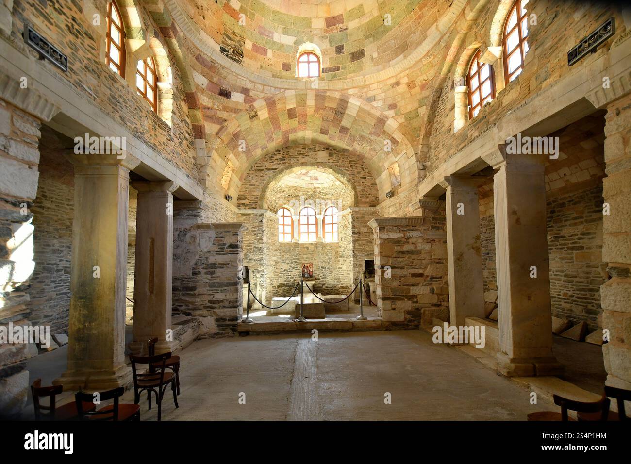 Isola di Paros, Grecia - 17 settembre 2024: Fonte battesimale a Panagia Ekatontapyliani , un complesso storico di chiese bizantine a Parikia, sull'isola di Foto Stock