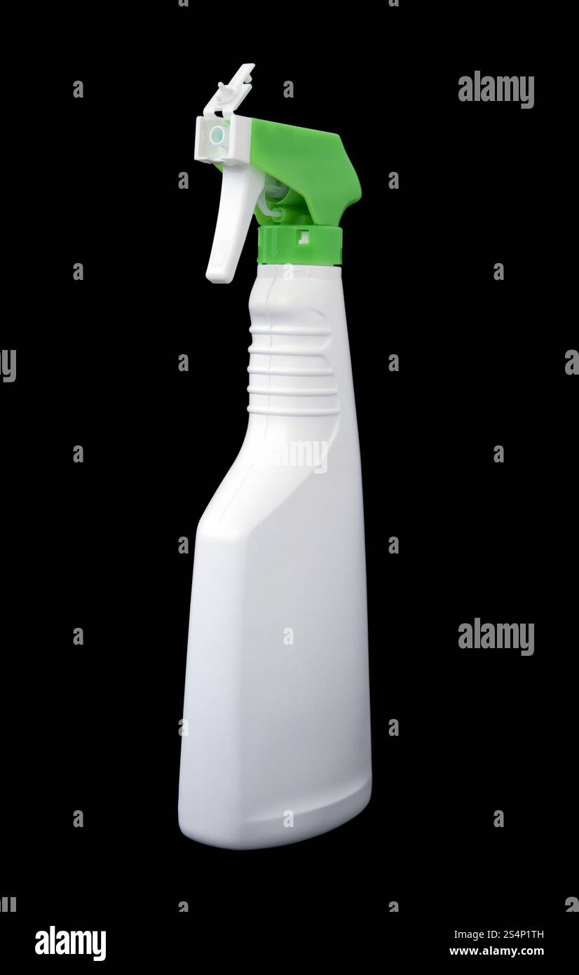 flacone spray in plastica detergente isolato sul nero con percorso di ritaglio. Flacone di plastica Foto Stock
