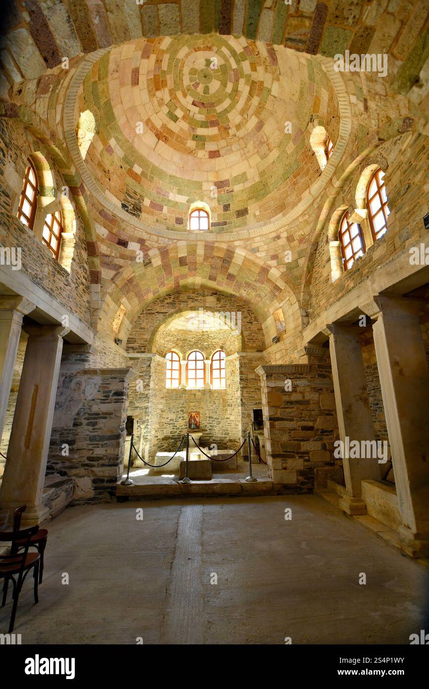 Isola di Paros, Grecia - 17 settembre 2024: Fonte battesimale a Panagia Ekatontapyliani , un complesso storico di chiese bizantine a Parikia, sull'isola di Foto Stock