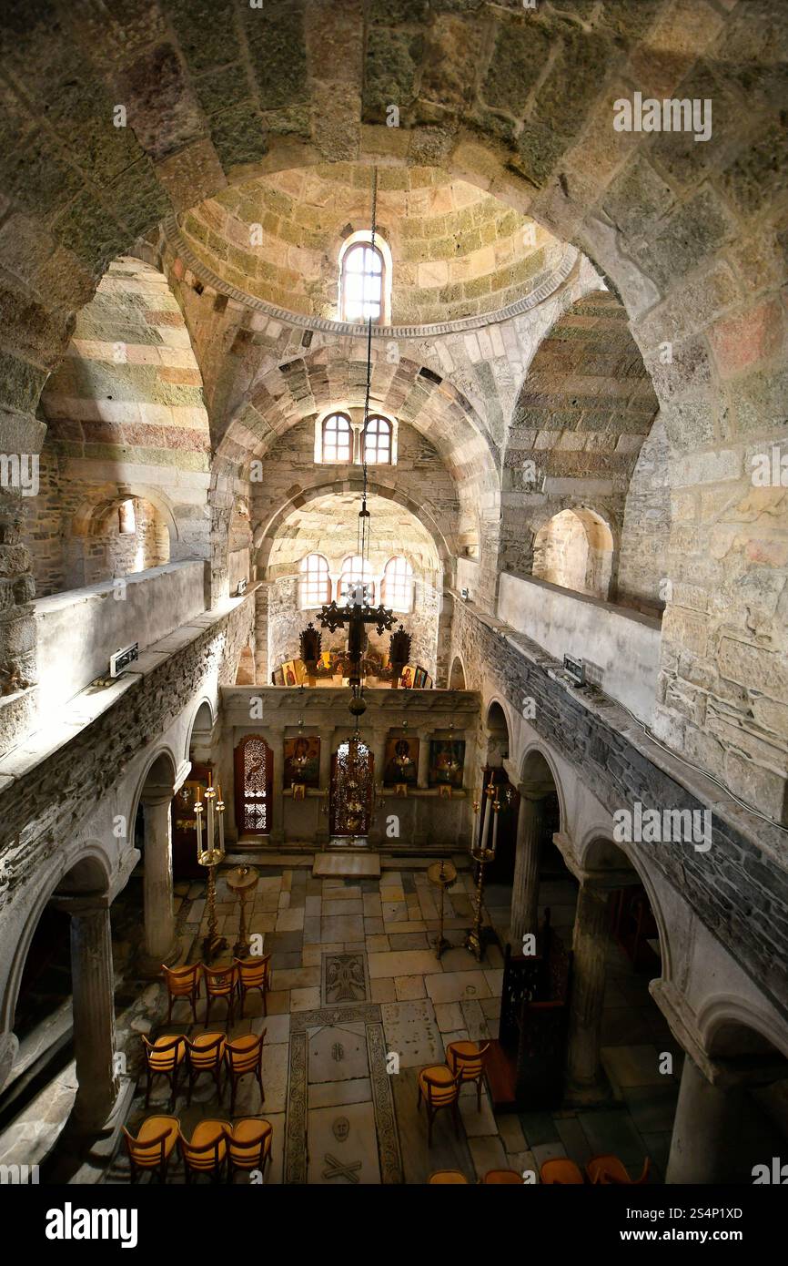 Isola di Paros, Grecia - 17 settembre 2024: All'interno della chiesa Panagia Ekatontapyliani , storico complesso bizantino a Parikia, sull'isola di Foto Stock