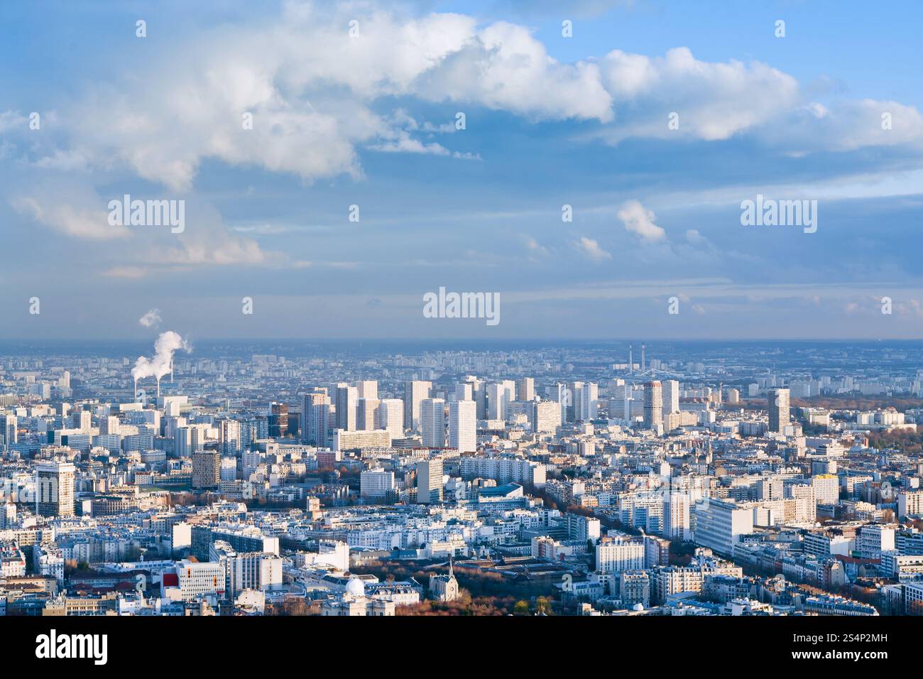 Grande città sotto alto cielo blu con nuvole bianche Foto Stock