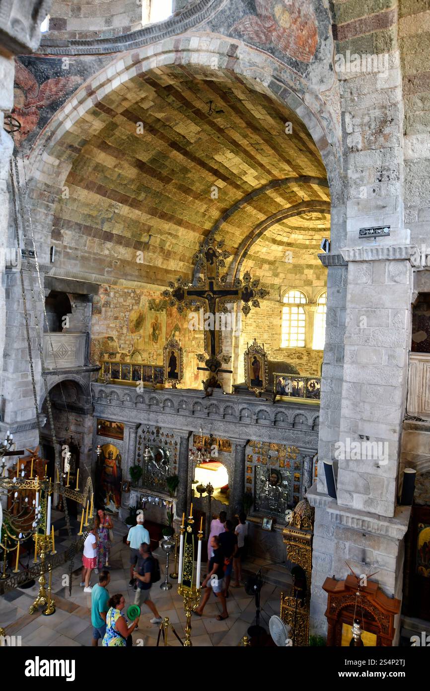 Isola di Paros, Grecia - 17 settembre 2024: Persone non identificate all'interno di Panagia Ekatontapyliani , un complesso storico di chiese bizantine a Parikia Foto Stock