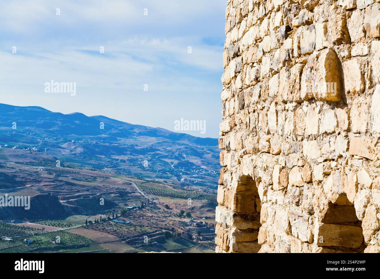 Muro di pietra del castello di Kerak e vista sulla valle di montagna, Giordania Foto Stock