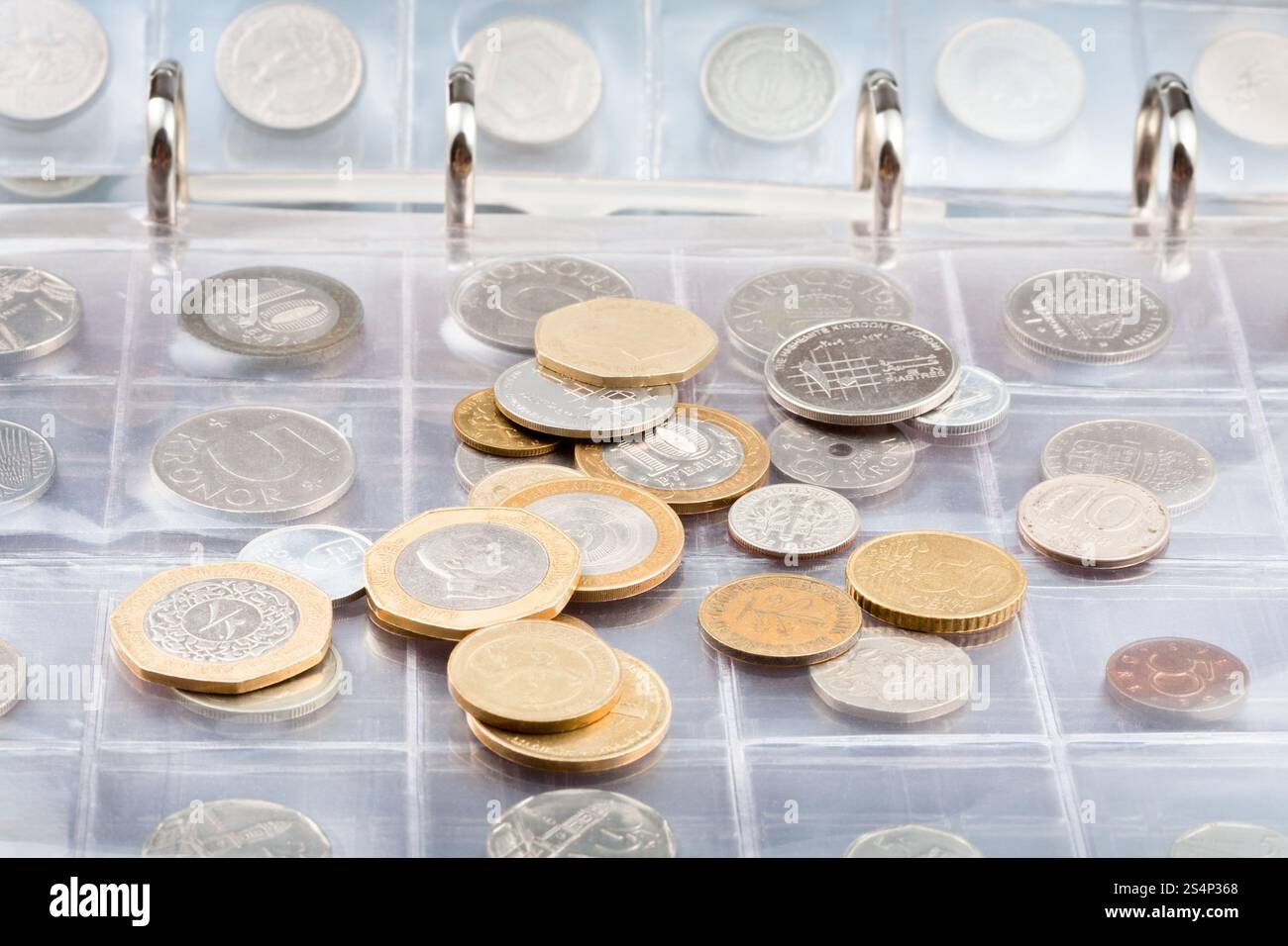 Pagina di numismatica album con diverse monete Foto Stock