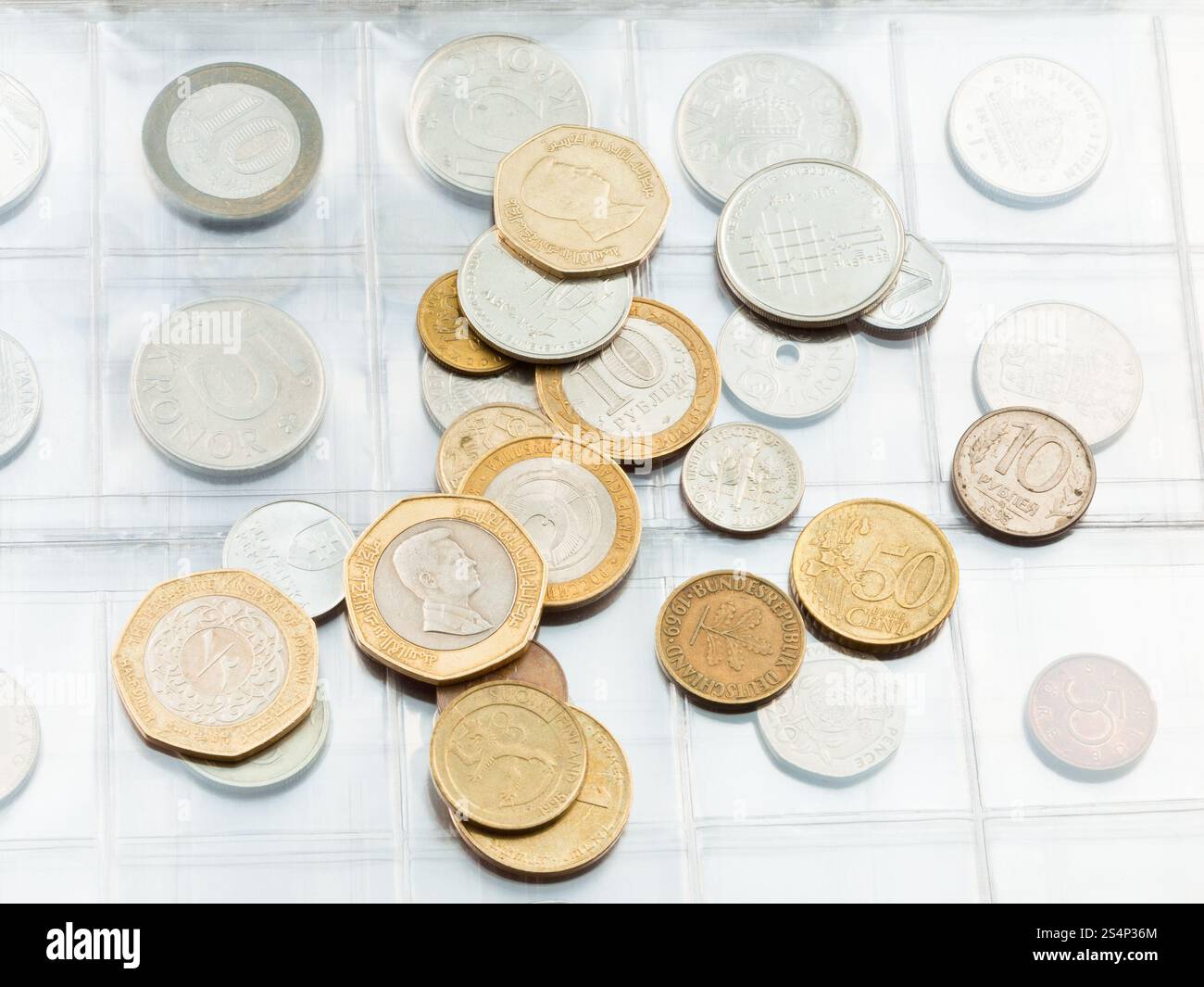 Pagina di numismatica album con diverse monete Foto Stock