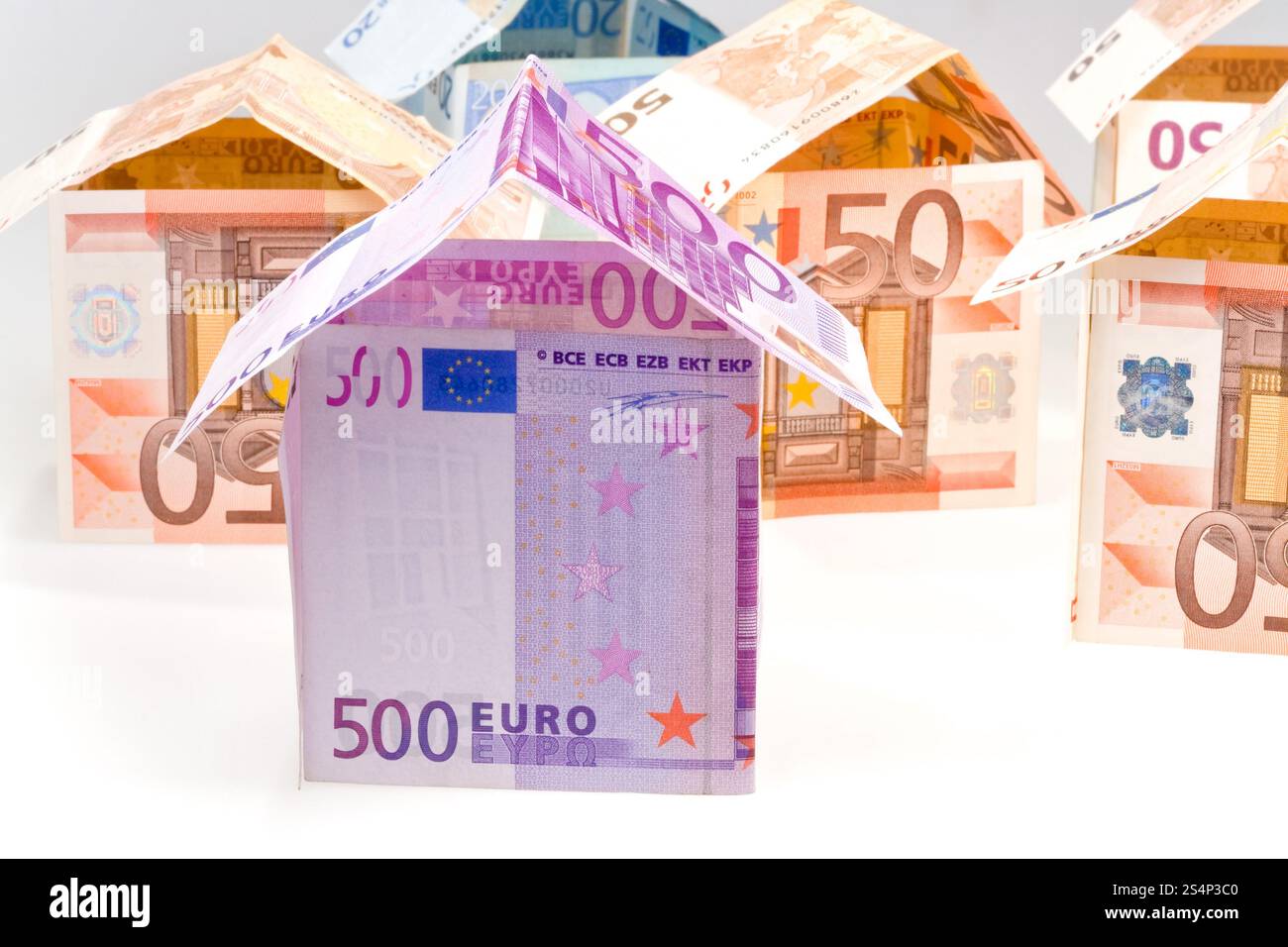 Case costose da diverse banconote in euro Foto Stock