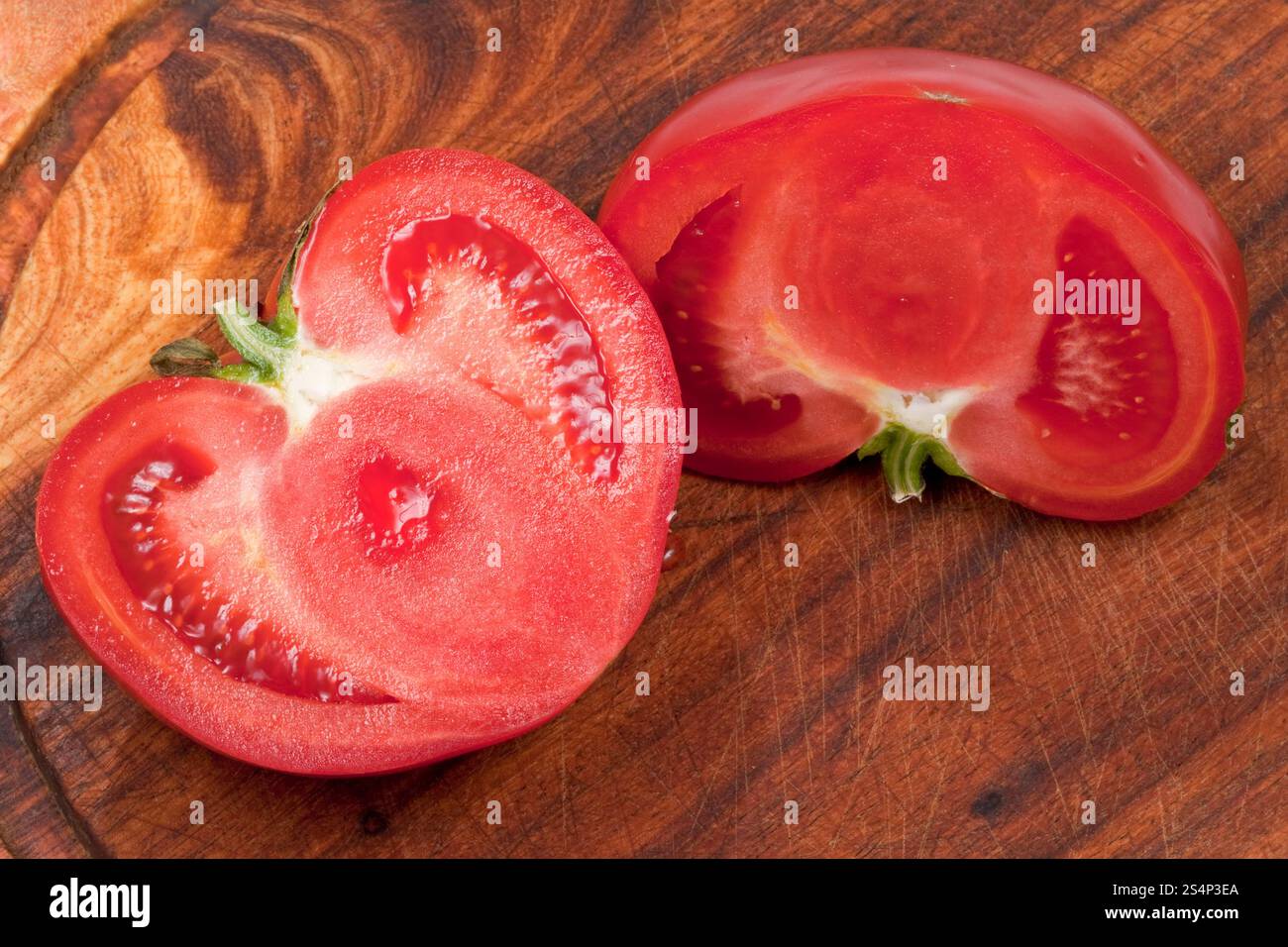 Pomodoro rosso sul pannello di legno Foto Stock