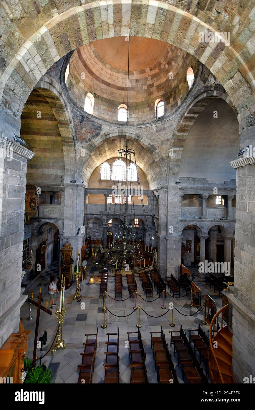 Isola di Paros, Grecia - 17 settembre 2024: Turista non identificato all'interno della chiesa Panagia Ekatontapyliani , un complesso storico bizantino a Par Foto Stock