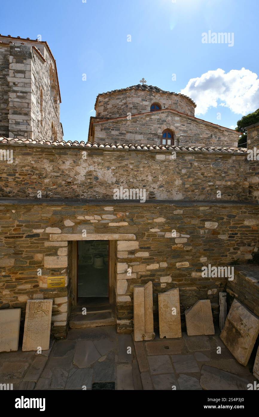 Isola di Paros, Grecia - 17 settembre 2024: Battistero paleocristiano a Panagia Ekatontapyliani , storico complesso di chiese bizantine a Parikia in Foto Stock