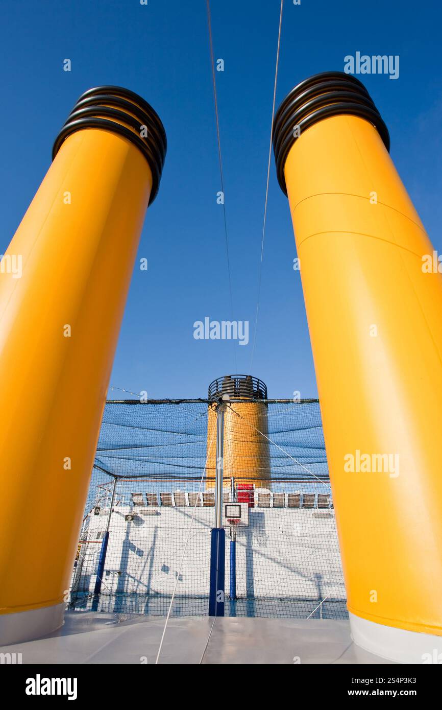Outdoor pallacanestro sul ponte superiore della nave da crociera Foto Stock