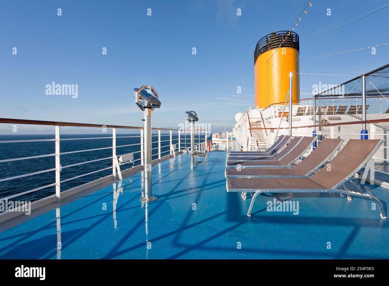 Prendere il sole sedie sul ponte superiore della nave da crociera Foto Stock
