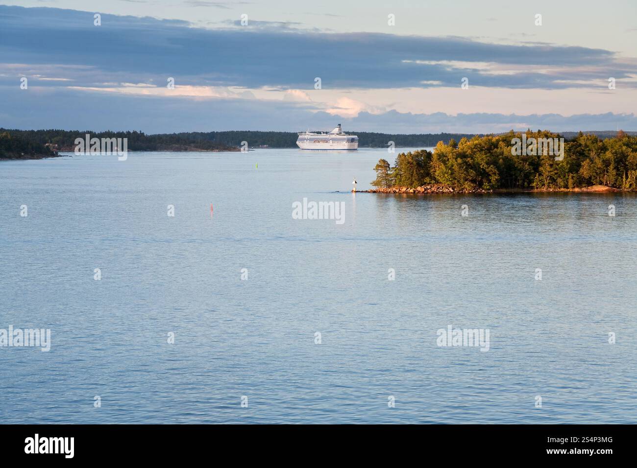 White crociera nel Mar Baltico al tramonto Foto Stock