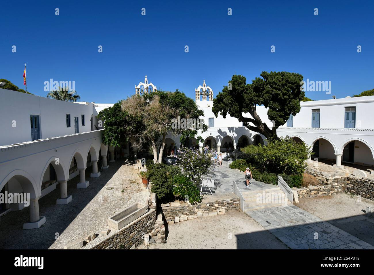 Isola di Paros, Grecia - 17 settembre 2024: Persone non identificate nel cortile di Panagia Ekatontapyliani , un complesso storico di chiese bizantine a Pariki Foto Stock